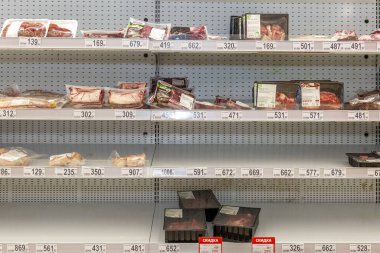 Moskova, Rusya, 26 / 03 / 2020: Süpermarkette yarısı boş raflar. Et yarı bitmiş ürünler. Yakın plan.. 