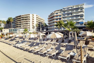 Juan Le Pen, Fransa, 10 / 06 / 2019: Güneşli bir günde güneşli yataklı ve şemsiyeli kumsal. 