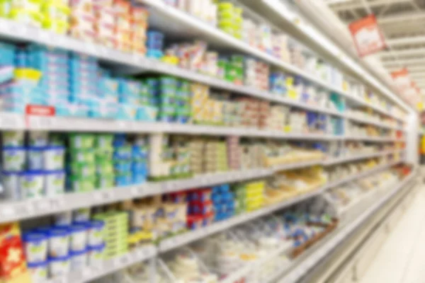 Gevulde Planken Met Producten Een Supermarkt Zijaanzicht Wazig — Stockfoto