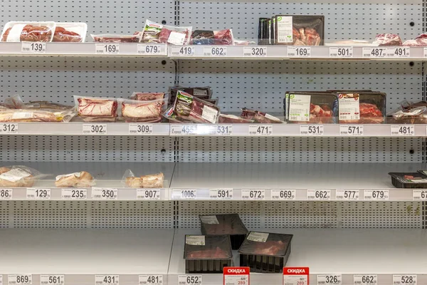 Москва Россия 2020 Полупустые Полки Супермаркете Мясо Полуфабрикаты Крупный План — стоковое фото