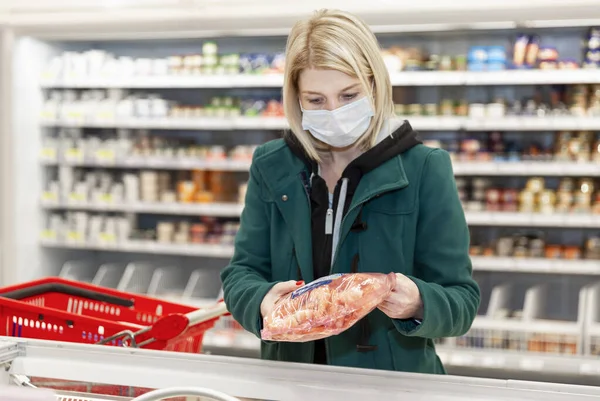 Блондинка Медицинской Маске Ходит Магазинам Супермаркете Самоизоляция Условиях Пандемии — стоковое фото