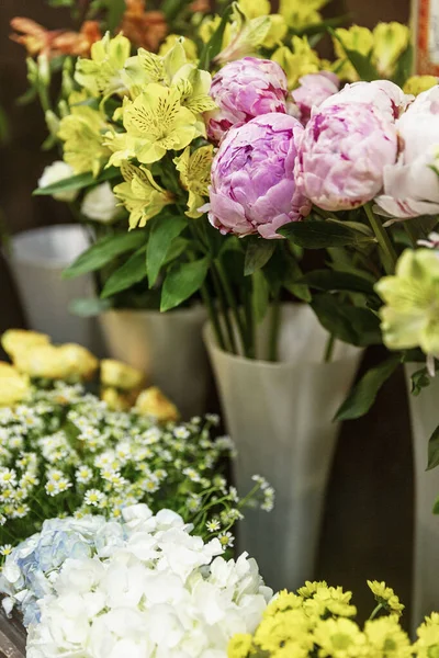 Vackra Gula Rosa Och Vita Blommor Vaser Butik Vertikal — Stockfoto