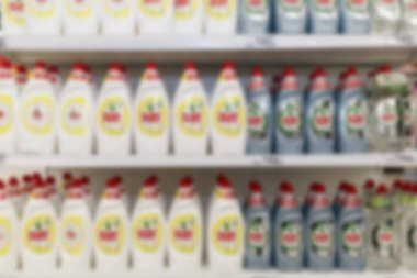 Süpermarket rafında ev yapımı kimyasallarla dolu şişeler. Çok sayıda araç gereç. Bulanık.