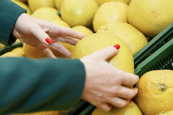 Pomelo Apetitoso Mostrador Supermercado Primer Plano — Foto de Stock