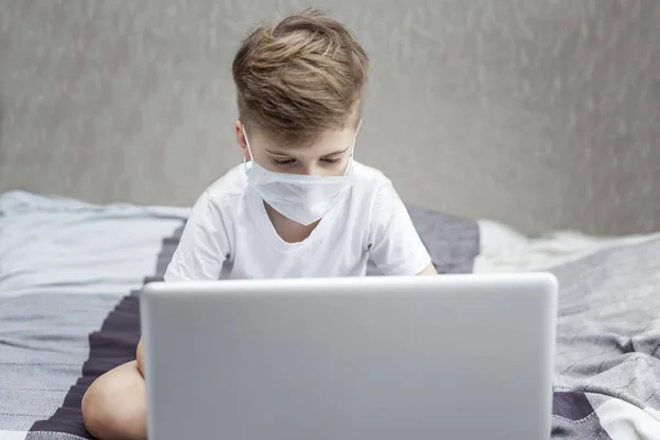 Хлопчик Медичній Масці Сидить Перед Ноутбуком Вдома Ліжку Дистанційне Навчання — стокове фото