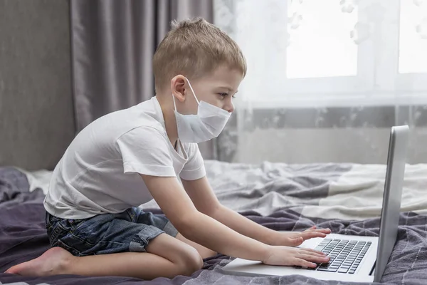 Ein Junge Medizinischer Maske Sitzt Hause Bett Vor Einem Laptop — Stockfoto
