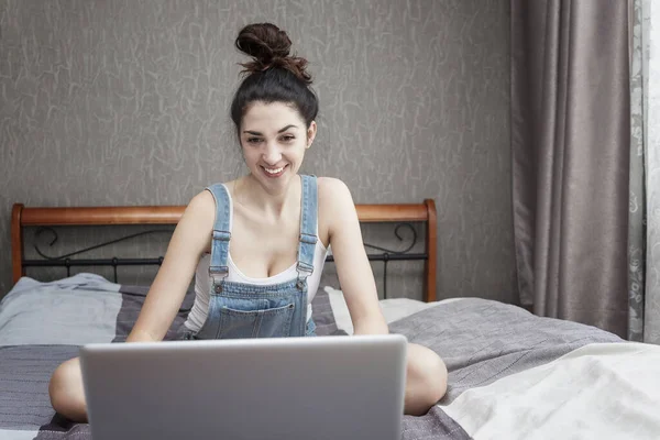 Young Woman Works Home Laptop Blogger Live Quarantine Coronavirus Pandemic — Stock Photo, Image