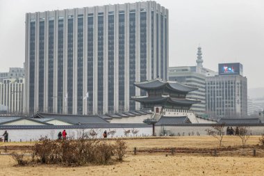 Seul, Güney Kore, 30 / 12 / 2020: Central Park yakınlarındaki doğu şehrinde sokak.