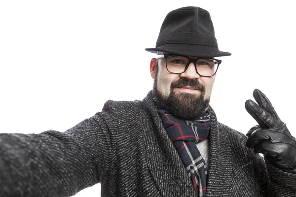 Stylischer Mann Mit Hut Macht Ein Selfie Weißer Hintergrund Nahaufnahme — Stockfoto