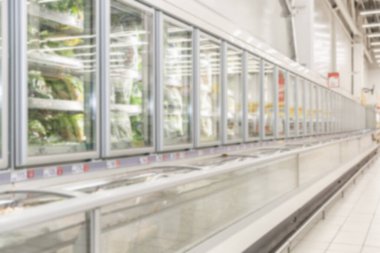 Büyük bir süpermarkette dondurulmuş yiyecek vitrinleri. Bulanık.