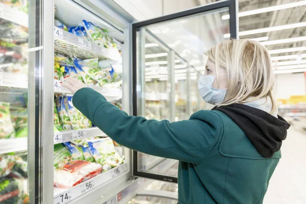 Een Blonde Vrouw Met Een Medisch Masker Winkelt Een Supermarkt — Stockfoto