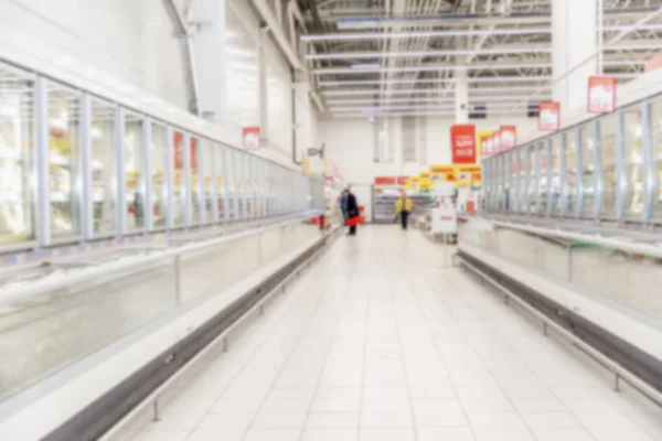 Rijen Van Bevroren Voedsel Vitrines Een Grote Supermarkt Wazig — Stockfoto