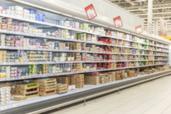 Prateleiras Com Produtos Grande Supermercado Desfocado — Fotografia de Stock