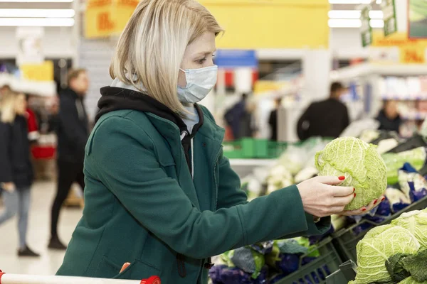 Mulher Loira Uma Máscara Médica Escolhe Legumes Supermercado Alimentação Saudável — Fotografia de Stock