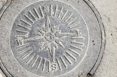 Kanalizasyon kapağı ve başlıca noktalar. Yakın plan..