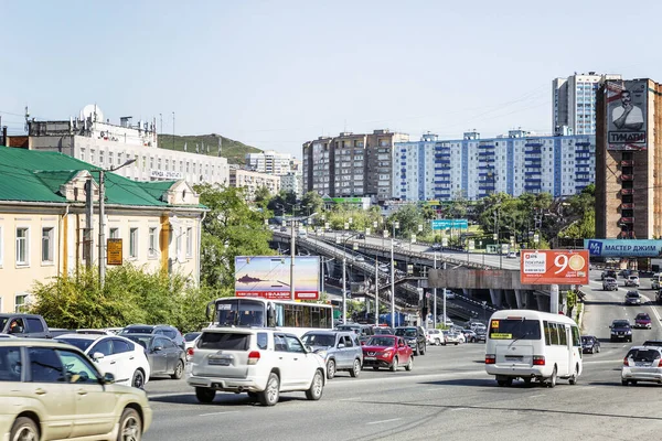 Vladivostok Ryssland 2017 Gata Med Aktiv Trafik Stad Med Vacker — Stockfoto
