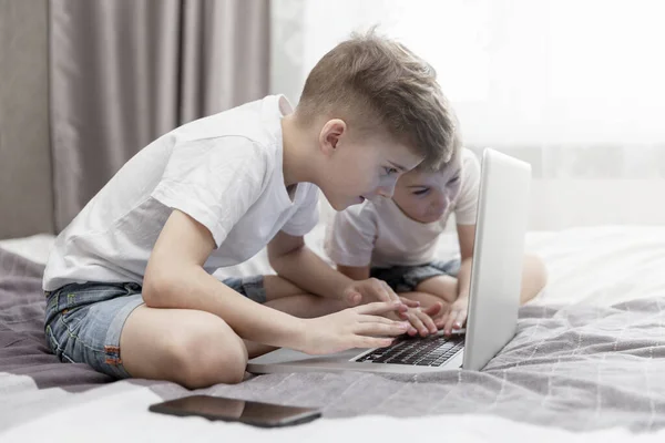 Fiúk Testvérek Ülnek Ágyon Egy Laptop Előtt Távolságtanulás Önizoláció Koronavírus — Stock Fotó