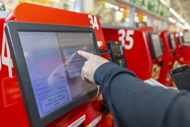 Moskova, Rusya, 07 / 04 / 2020: Bir süpermarkette satın alımlar için ödeme terminalleri.