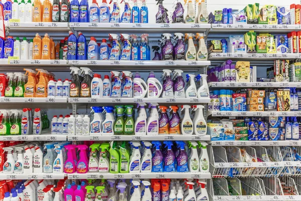 Moscú Rusia 2020 Rico Surtido Productos Químicos Domésticos Estante Supermercado —  Fotos de Stock