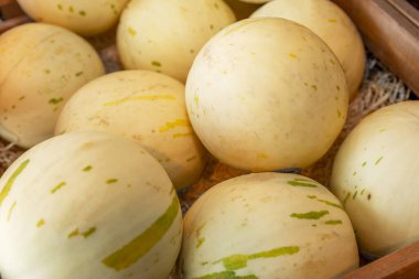 Marketteki tezgahta olgun karpuzlar. Yakın plan. Üst Manzara. Vejetaryenlik ve sağlıklı beslenme.