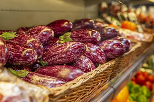 Ljusa Äggplantor Butiksdisk Närbild Sidovy Vegetarianism Och Undernäring — Stockfoto