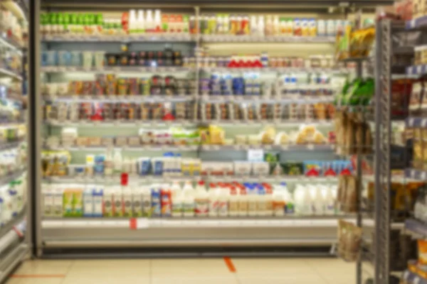 Prateleiras Com Produtos Lácteos Refrigerados Supermercado Desfocado — Fotografia de Stock