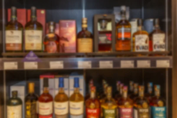 Planken Met Een Verscheidenheid Aan Alcoholische Dranken Supermarkt Een Rijke — Stockfoto