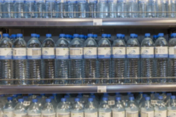 Bouteilles Eau Plastique Sur Les Étagères Magasin Flou — Photo