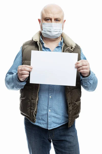 Kale Volwassen Man Met Een Medisch Masker Met Een Blanco — Stockfoto