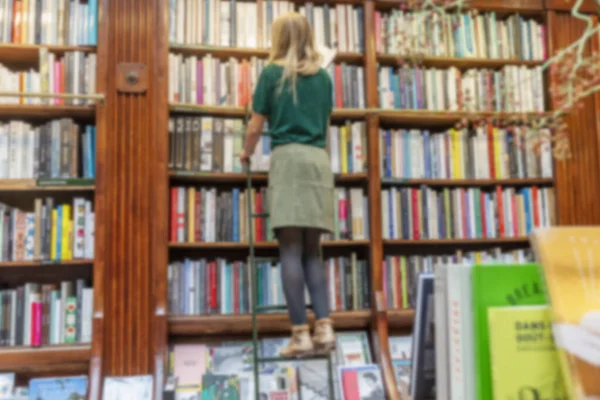 Muchos Libros Diferentes Los Estantes Tienda Borrosa Contexto —  Fotos de Stock