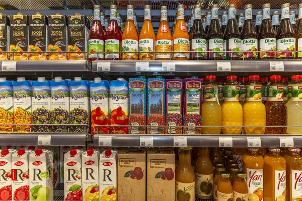 Moskou Rusland 2020 Een Verscheidenheid Aan Vruchtensappen Schappen Van Supermarkt — Stockfoto