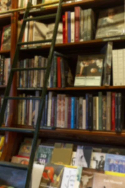 Viele Verschiedene Bücher Den Regalen Laden Verschwommen Hintergrund Vertikal — Stockfoto