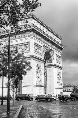 Paris, Fransa, 09 / 10 / 2019: Zafer Takı. Yan görüş. Siyah ve beyaz. Dikey.