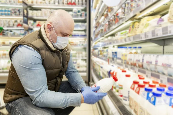 Лысый Мужчина Медицинской Маске Выбирает Молочные Продукты Супермаркете Правильное Питание — стоковое фото