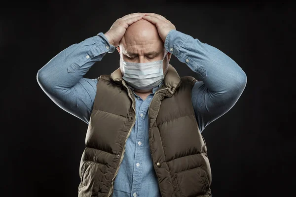 Trauriger Erwachsener Mann Mit Glatze Und Medizinischer Maske Steht Und — Stockfoto