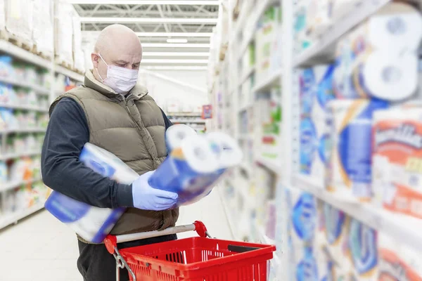 Лысый Взрослый Мужчина Медицинской Маске Перчатках Выбирает Туалетную Бумагу Супермаркете — стоковое фото