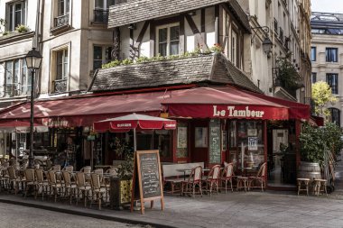 Paris, Fransa, 10 / 10 / 2019: İnsanların dinlendiği ve internette çalıştığı sokak kafesi. Tonlama.