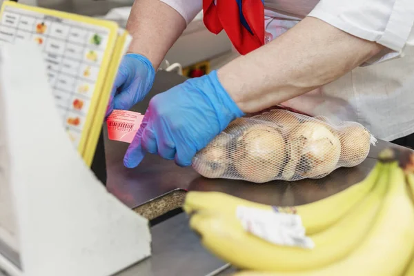 Руки Кассира Синих Медицинских Перчатках Сканируют Товары Супермаркете Меры Предосторожности — стоковое фото