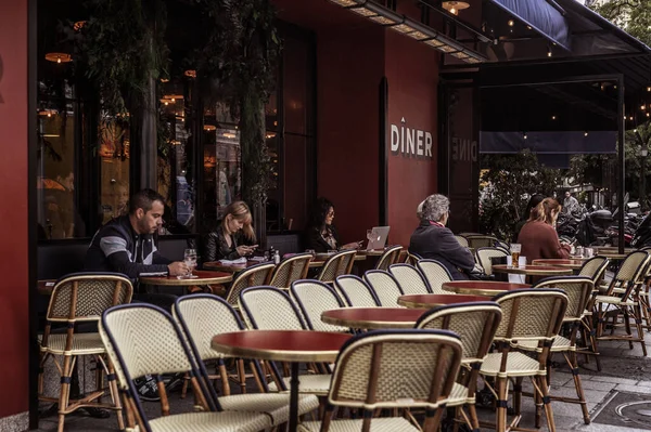 2019年10月10日 法国巴黎 街市咖啡馆 人们在网上休息和工作 Toning案 — 图库照片