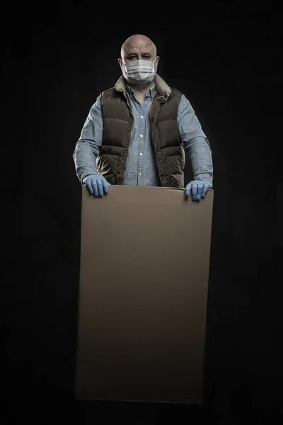 Ein Mann Medizinischer Maske Und Handschuhen Mit Einer Großen Schachtel — Stockfoto