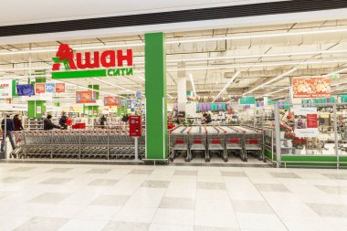 Moskova, Rusya, 20 / 02 / 2020: Auchan market süpermarketi büyük bir alışveriş merkezinde.