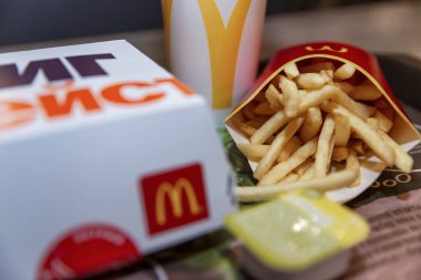 Moskova, Rusya, 26 / 03 / 2020: McDonalds 'dan yemekler tepside. Patates kızartması, hamburger, sos ve içecek. Yakın plan..