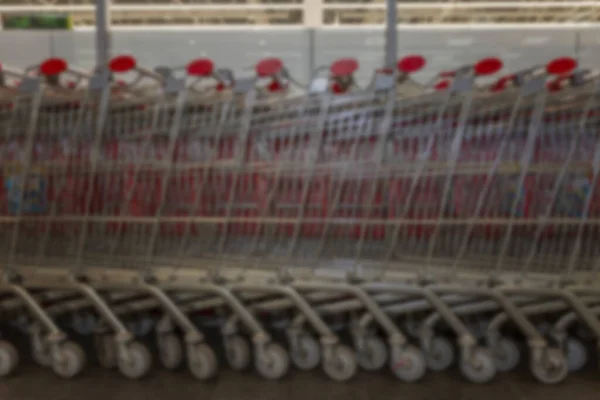 Une Rangée Chariots Métalliques Dans Supermarché Contexte Flou — Photo