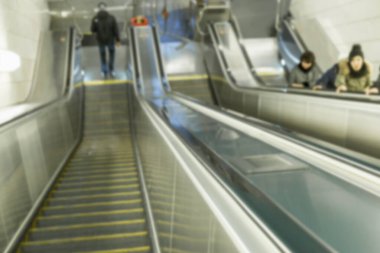 Modern bir metroda yürüyen merdiven. İstasyonun güzel tasarımı. Bulanık.