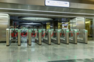 Bir metro istasyonunda kapalı turnikeler. Güzel modern tasarım. Bulanık.