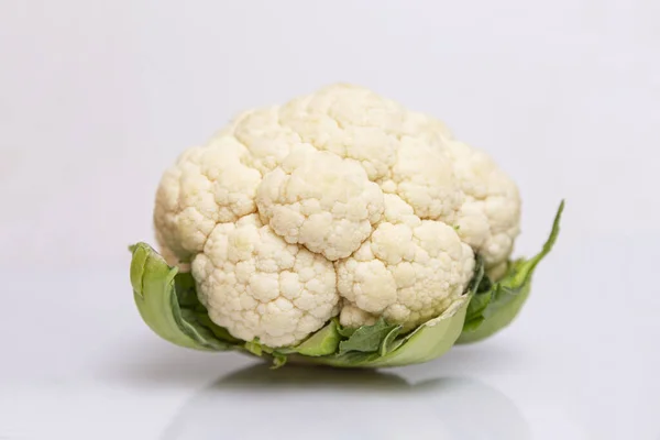 一个新鲜的花椰菜头 健康饮食和素食主义 白人背景 — 图库照片