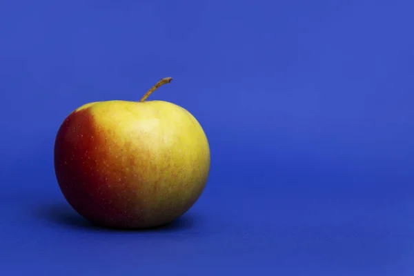 Ζουμερό Κόκκινο Μήλο Μπλε Φόντο Υγιεινή Διατροφή Και Χορτοφαγική Διατροφή — Φωτογραφία Αρχείου