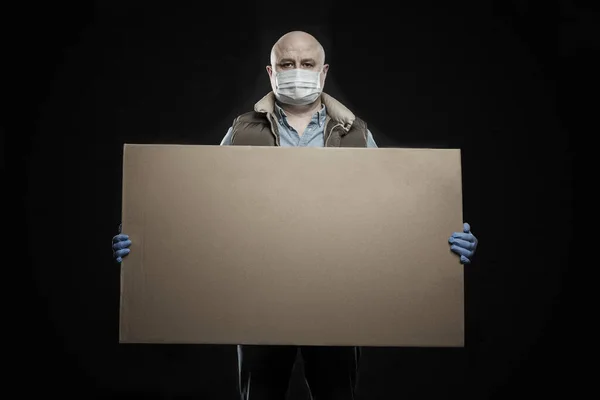 Man Mask Gloves Large Cardboard Box His Hands Delivery Quarantine — Stock Photo, Image