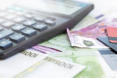 Avro banknotları ve hesap makinesi. Koronavirüs salgını sırasında kriz ve işsizlik. Yakın plan. İşaret fişeği.