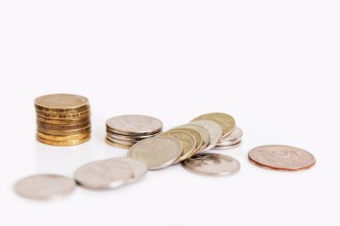 Beyaz arka planda dağınık Rus paraları. Coronavirus salgınının ortasında işsizlik ve yoksulluk. Dünya mali krizi.